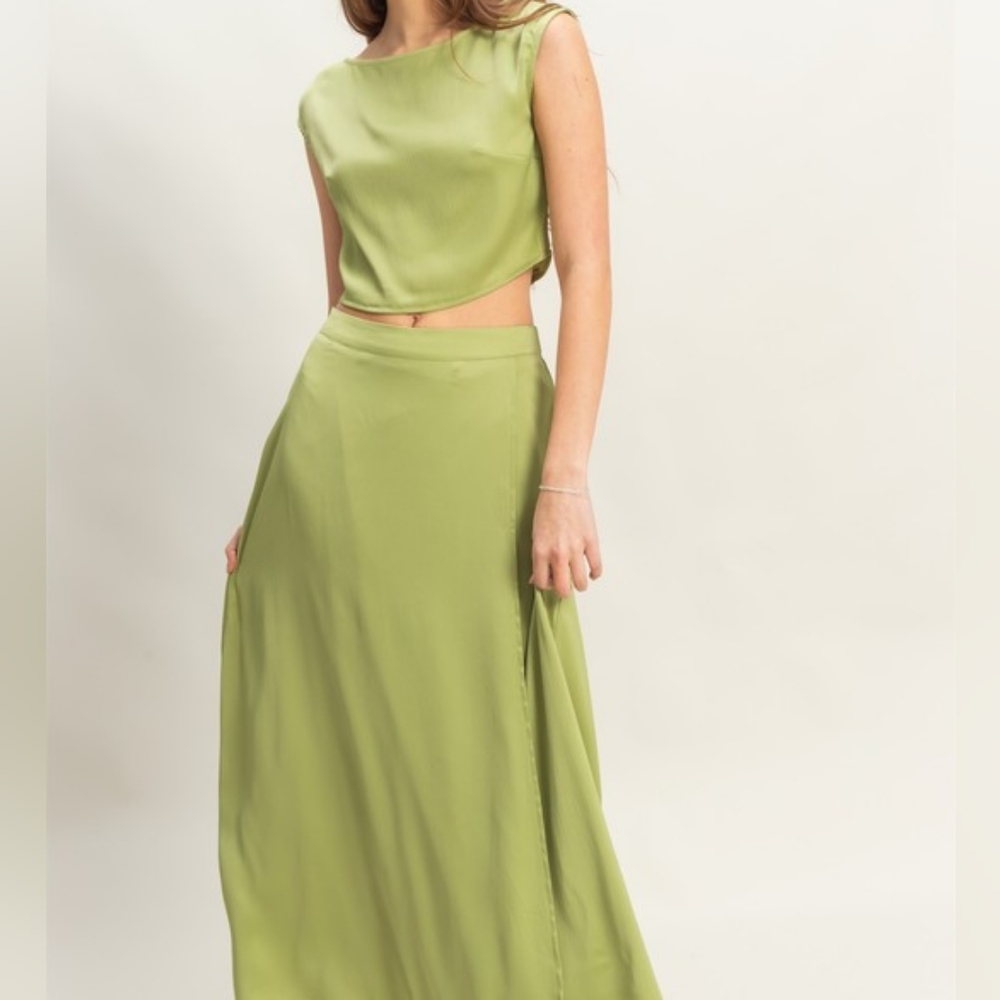 Green Two-Piece Maxi Skirt and Top Set - Picture 4 of 7